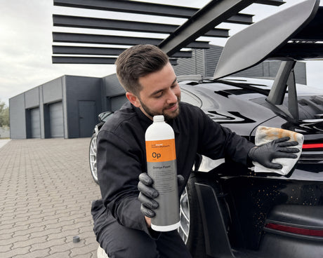 Detailing1 Hero: Koch-Chemie Orange Power Op loest Baumharz vom Porsche-Lack (Desktop)