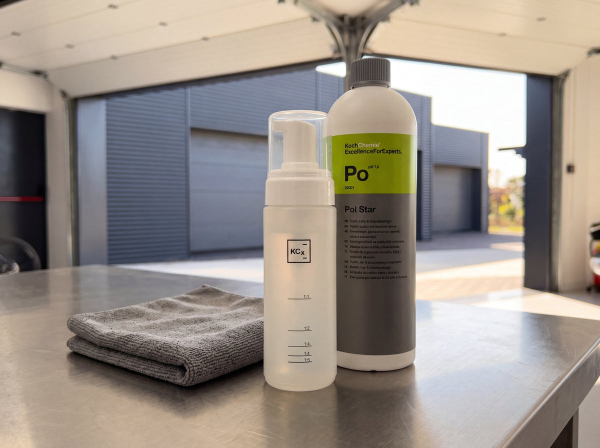 Koch-Chemie Foamer Bottle 150 ml mit Verdünnungsskala 1:1 bis 1:5 neben Koch-Chemie Pol Star Konzentrat im Detailing1 Warehouse