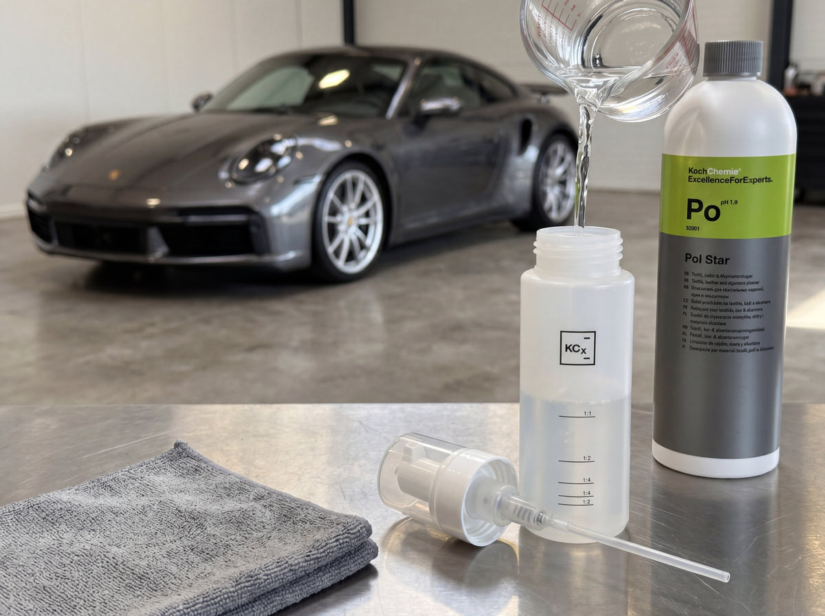 Wasser wird in die Koch-Chemie Foamer Bottle eingefüllt, Pol Star Konzentrat daneben, Porsche 911 Turbo S im Hintergrund
