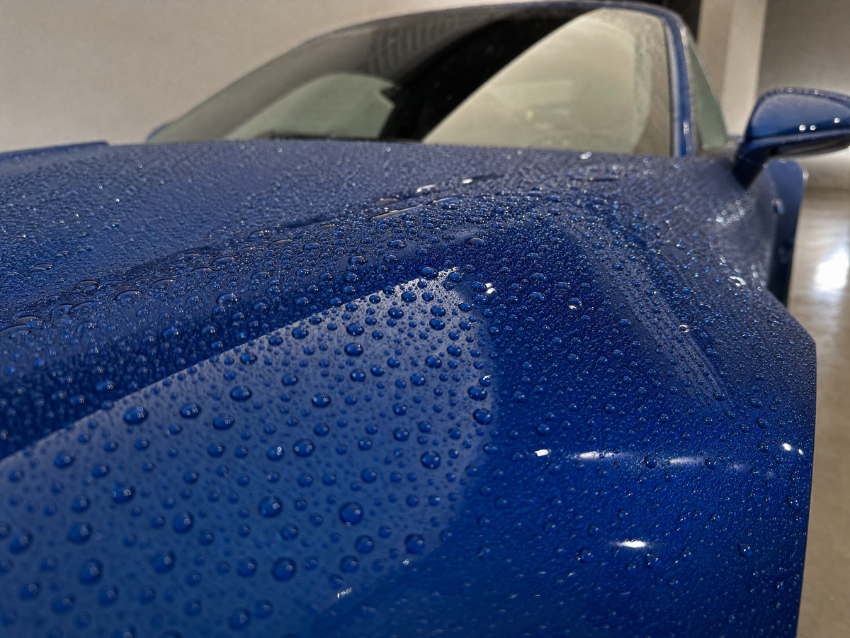Koch-Chemie Gentle Snow Foam Gsf — Water Beading auf der Motorhaube