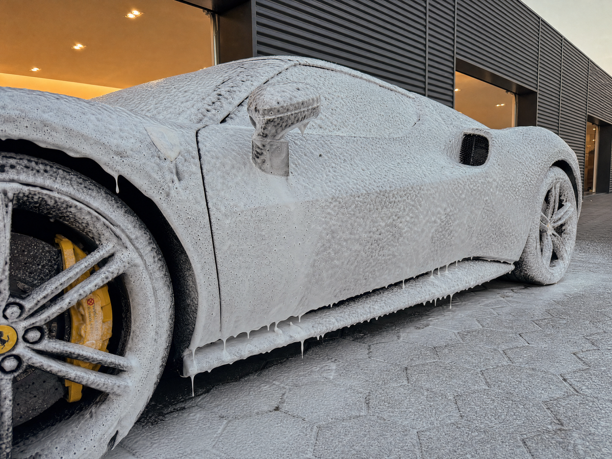 Koch-Chemie Ultra Foam Uf — Ergebnis, dichter Snow-Foam-Teppich mit hoher Standzeit auf vertikaler Karosse