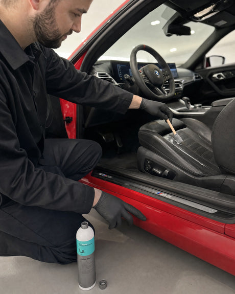 Detailing1 Koch-Chemie Leather Star "Ls" Lederpflege 1L — Auftrag mit Application Pen auf die Ledersitzfläche