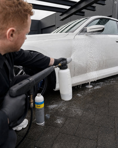 Detailing1 Koch-Chemie Gentle Snow Foam Gsf — Fahrertür einschäumen mit der Schaumlanze am Hochdruckreiniger