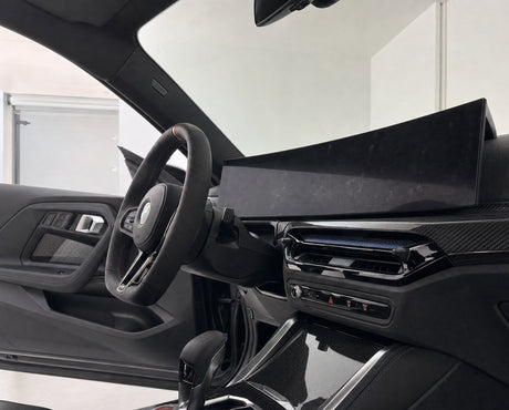 detailing1depot.comckpit-Display im BMW M2 mit Fingerprint-Schleier im Streiflicht vor der Reinigung