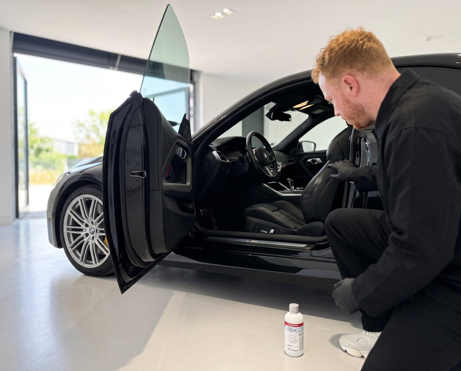detailing1depot.comLOURLOCK Leather Cleaner mild 250 ml vor der Fahrersitzwange eines BMW M2