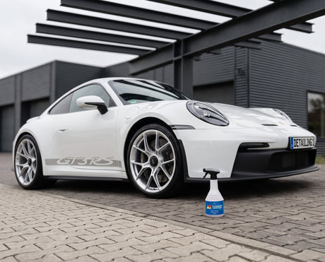 Dr. Wack A1 Flugrost-Entferner Gel steht neben dem sauberen Rad eines weißen Porsche 911 GT3 RS unter dem Carport — gezeigt im Artikel Flugrostentferner als Gel