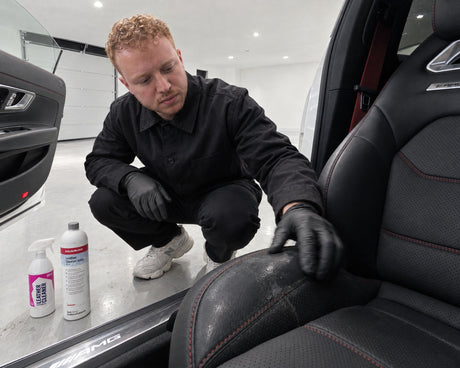 Detailing1 GYEON Q2M LeatherCleaner Natural 500 ml — Jasper prüft die speckige Ledersitzwange im Mercedes-AMG GT 63