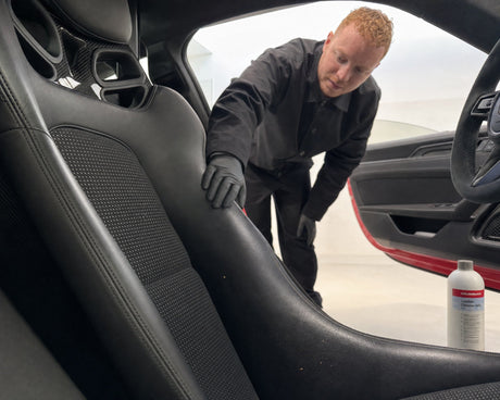 Benutzter Ledersitz im Porsche 911 GT3 RS mit COLOURLOCK Leather Cleaner mild 1 Liter daneben