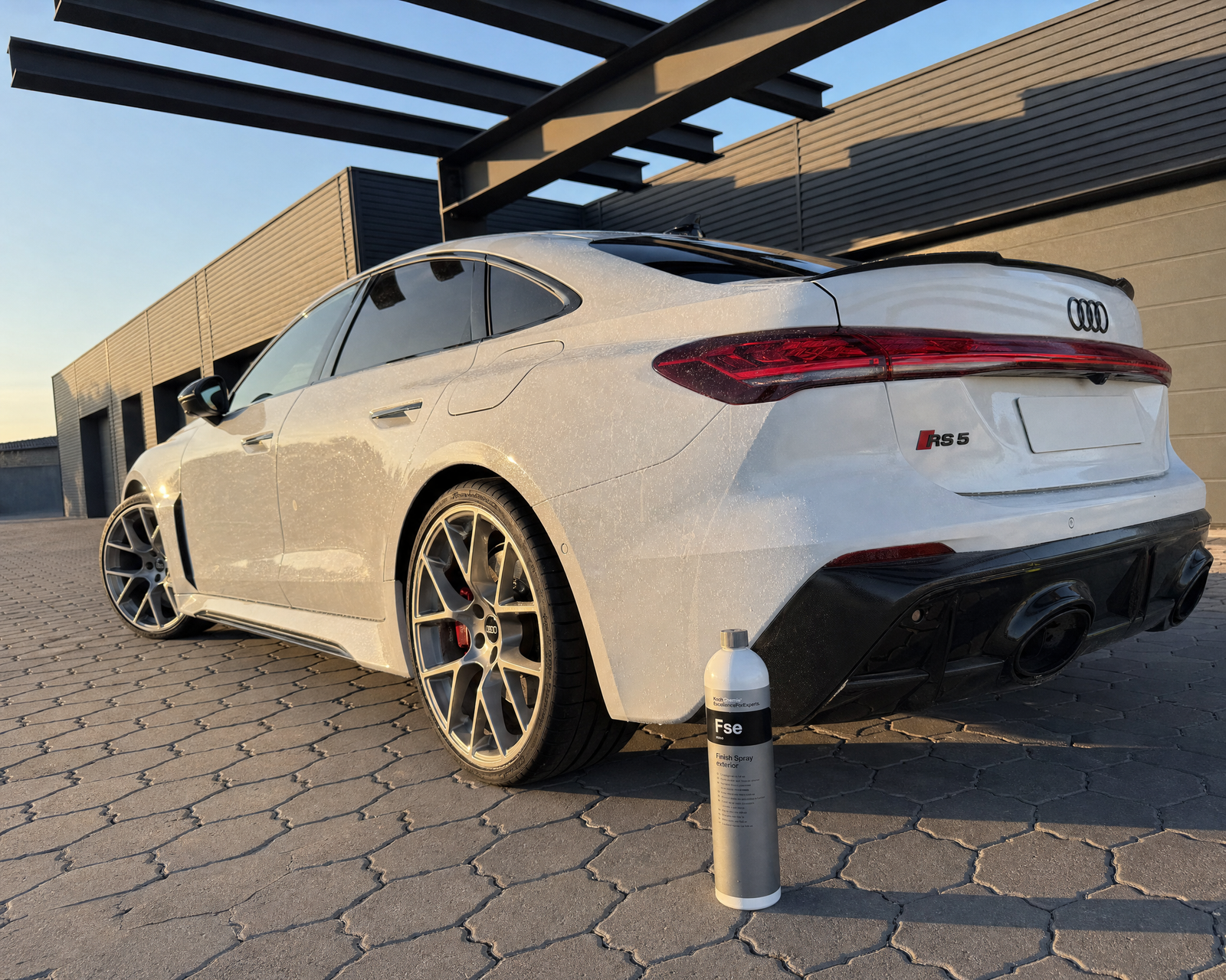 Getrocknete Wasserflecken und Kalkschleier auf dem hellen Lack eines weißen Audi RS 5 im Detailing1-Carport — gezeigt im Artikel „Wasserflecken am Autolack vermeiden und lösen“