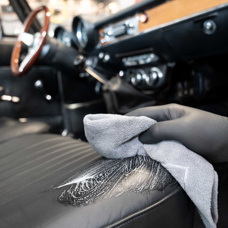 detailing1depot.comLOURLOCK Classic Car Leather Care Set — retirar con un paño la suciedad del asiento de un clásico