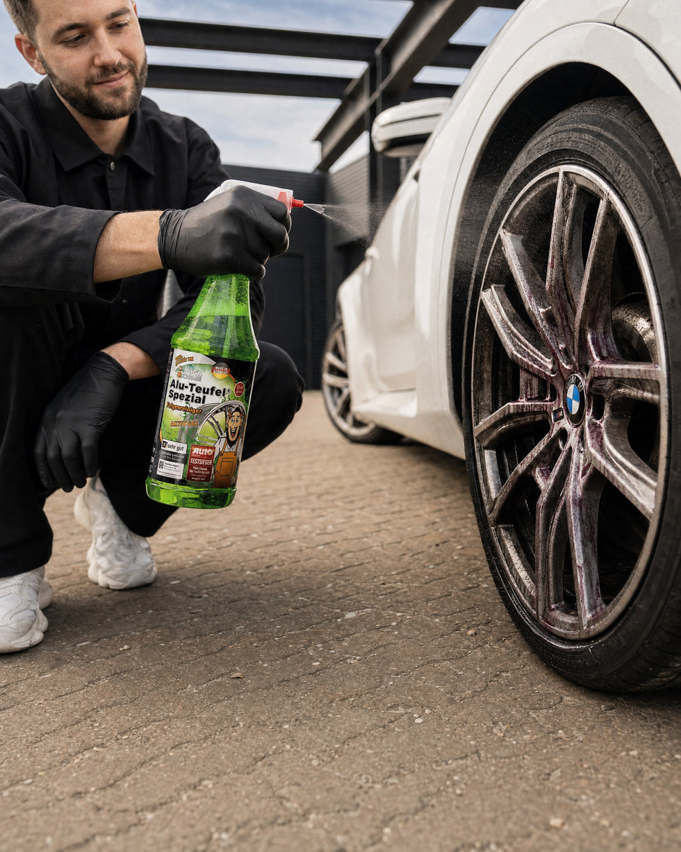 Detailing1 Hero: TUGA Chemie Alu-Teufel Spezial Grün auf der Felge eines weißen BMW M2 (Mobile)
