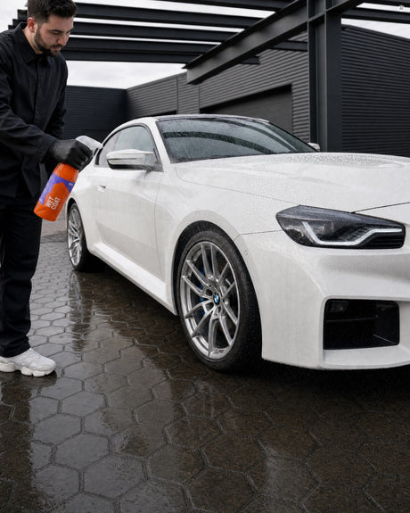 Detailing1 Hero: GYEON Q²M WetCoat Nassversiegelung auf nassem BMW M2 im Carport (Mobile)