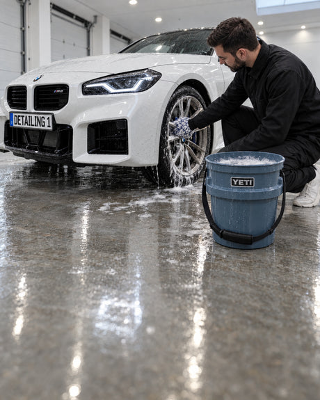 Detailing1 GYEON Q²M WheelMitt EVO: Felgenhandschuh mit Eimer an der Felge des BMW M2 (Mobile)