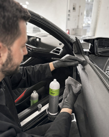 Detailing1 Koch-Chemie Mzr — Türverkleidung wird mit Pinsel und Mikrofasertuch gereinigt