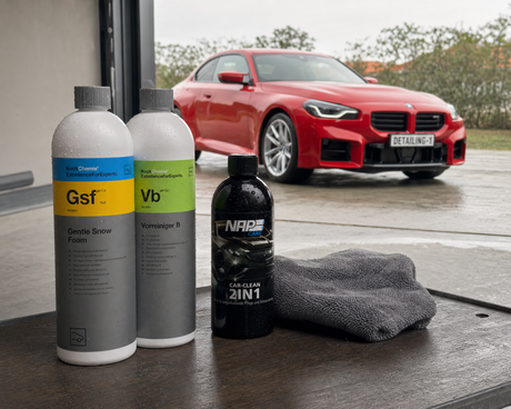 Detailing1 Honigtau-Pflegeset im Warehouse - Gentle Snow Foam Vorreiniger B Autoshampoo und Trockentuch vor rotem BMW M2