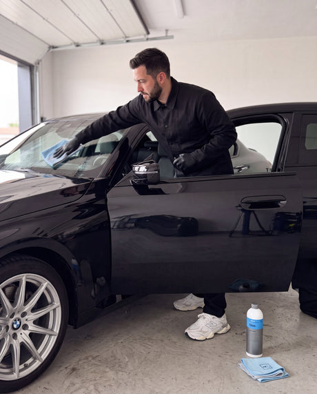 Daniel wischt die Innenscheibe streifenfrei mit Koch-Chemie Pro Glass Towel und Glas Star Gla