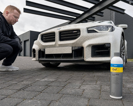 Detailing1 Koch-Chemie Gentle Snow Foam Gsf — Staub- und Insektenfilm auf der Front eines weißen BMW M2