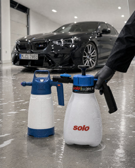 iK Sprayers "iK Foam" Pro 2 Alk Schaumsprüher (Alkalisch) 1.25 Liter neben solo CLEANLine "VARIOfoam" (304 FA / FB) 2 Liter S