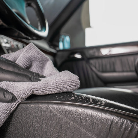 detailing1depot.comLOURLOCK Leather Cleaner (Mild) — repaso con microfibra del lateral de cuero negro del asiento