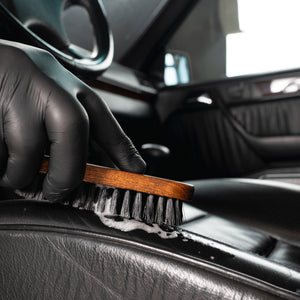 detailing1depot.comLOURLOCK Leather Cleaning Brush — Reinigung eines schwarzen Ledersitzes