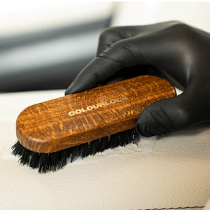 detailing1depot.comLOURLOCK Leather Cleaning Brush — Reinigung einer hellen Lederoberfläche