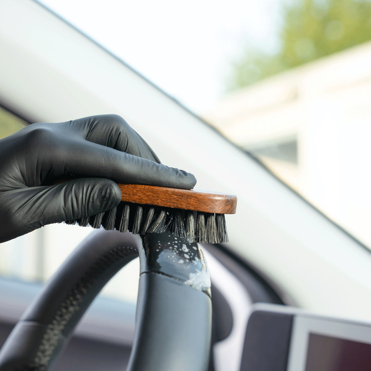 detailing1depot.comLOURLOCK Leather Cleaning Brush — Reinigung eines Lenkrads