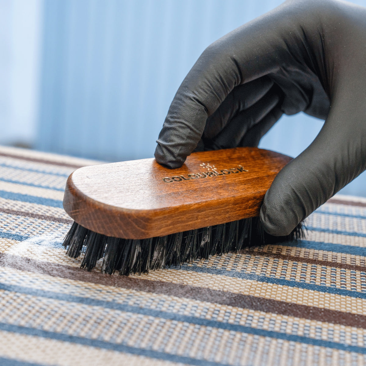 detailing1depot.comLOURLOCK Leather Cleaning Brush — Reinigung eines gestreiften Textilpolsters