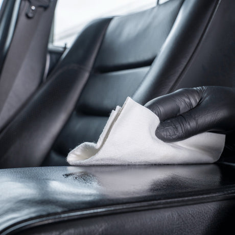detailing1depot.comLOURLOCK Smooth Leather Care Set — aplicar Leather Care con un paño sobre el reposabrazos limpio