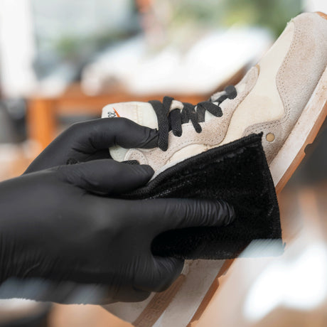 detailing1depot.comLOURLOCK Sneaker Cleaner Set — limpieza de una zapatilla clara con el pad